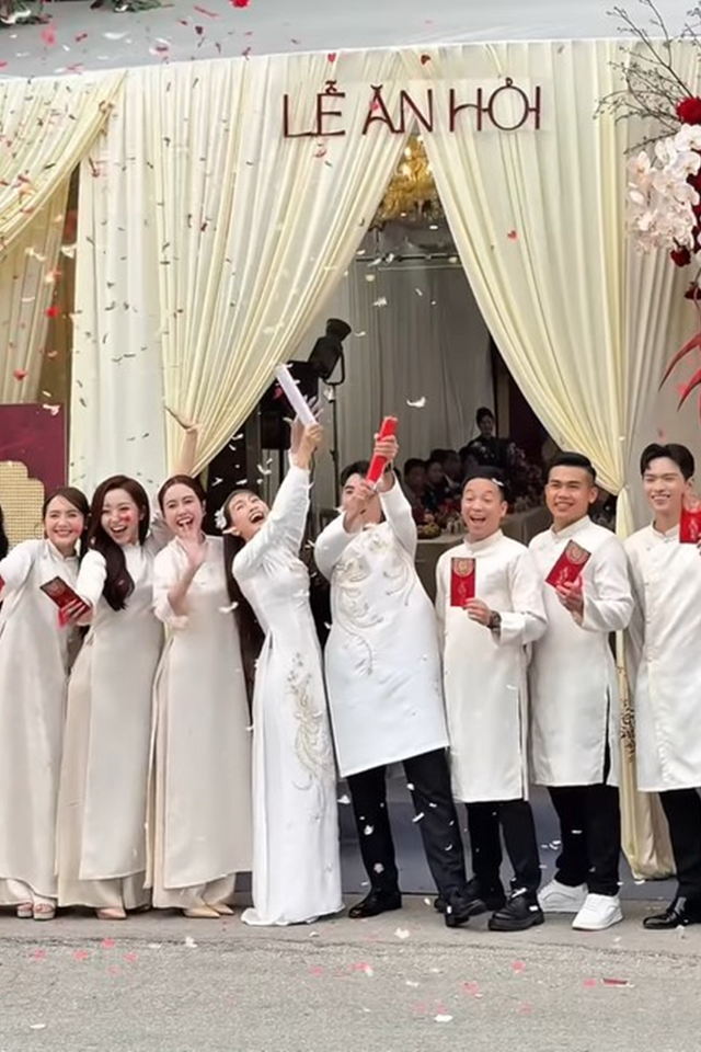 Tiền vệ Đức Huy v&agrave; MC M&ugrave; Tạt VTV hạnh ph&uacute;c ngập tr&agrave;n trong lễ ăn hỏi - Ảnh 6.