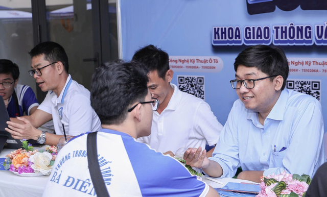 H&agrave;ng loạt đại học tại Tp.HCM c&ocirc;ng bố phương thức tuyển sinh 2026: Xu hướng x&eacute;t tuyển tổng hợp l&ecirc;n ng&ocirc;i - Ảnh 1.