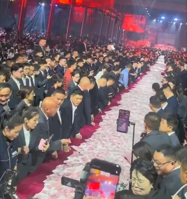 Sếp rải tiền thưởng kín bàn, nhân viên lấy bao nhiêu tùy thích - Ảnh 1.