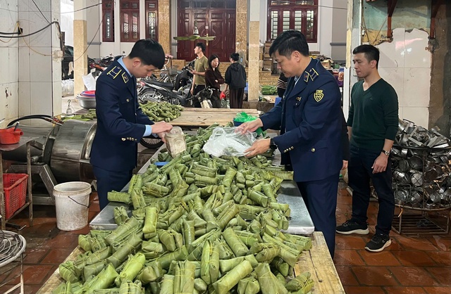 Ph&aacute;t hiện cơ sở gi&ograve; chả sử dụng h&agrave;n the, chủ cơ sở bị khởi tố, thực phẩm vi phạm chất đống - Ảnh 3.