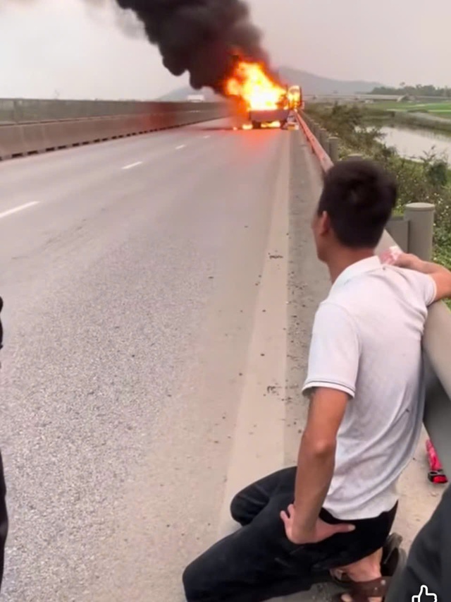 Gia cảnh của t&agrave;i xế bất lực nh&igrave;n &ocirc; t&ocirc; v&agrave; 11 xe m&aacute;y bốc ch&aacute;y tr&ecirc;n cao tốc- Ảnh 2.