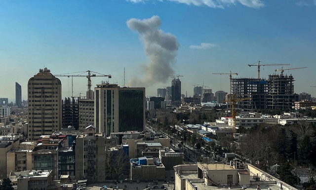 "H&agrave;ng chục" t&ecirc;n lửa đạn đạo được ph&oacute;ng về ph&iacute;a Israel, truyền th&ocirc;ng Iran đưa tin - Ảnh 1.