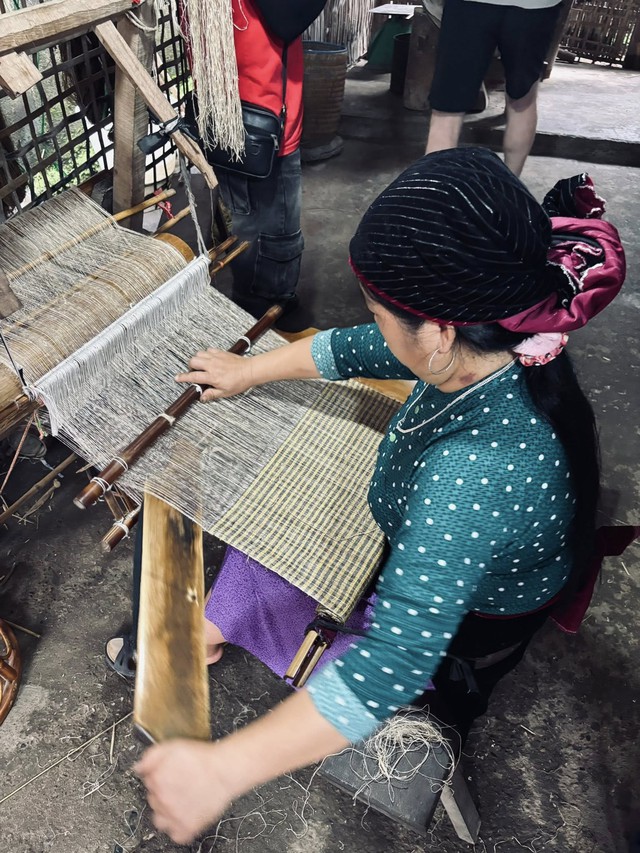 &ldquo;Qu&yacute; b&agrave; vải lanh&rdquo; v&agrave; giấc mơ đổi đời của phụ nữ M&ocirc;ng- Ảnh 2.