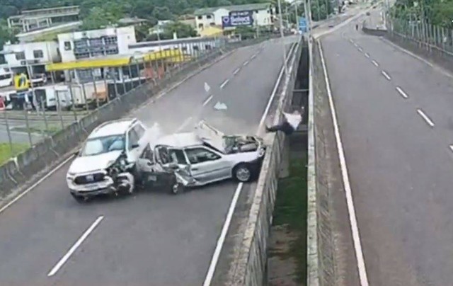 Đang sửa ô tô, nam tài xế bị xe bán tải đâm rơi khỏi cầu vượt - Ảnh 1.