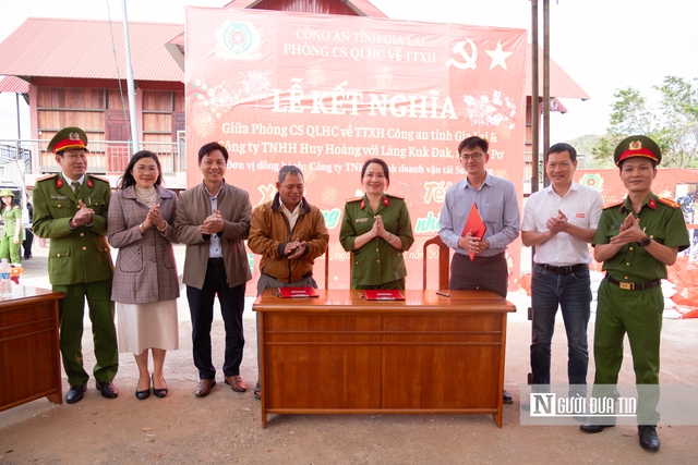 Gia Lai: C&ocirc;ng an kết nghĩa c&ugrave;ng bu&ocirc;n l&agrave;ng, mang Tết sớm l&ecirc;n d&acirc;n bản ở Đak Pơ- Ảnh 3.