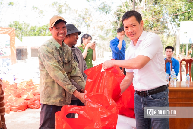 Gia Lai: C&ocirc;ng an kết nghĩa c&ugrave;ng bu&ocirc;n l&agrave;ng, mang Tết sớm l&ecirc;n d&acirc;n bản ở Đak Pơ- Ảnh 5.
