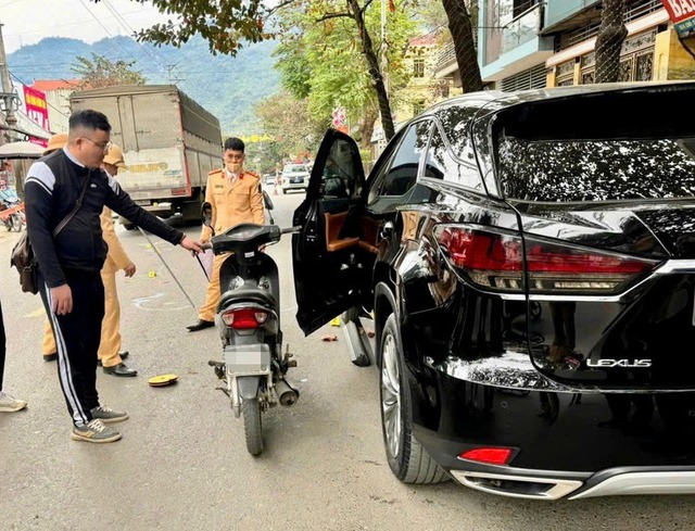 Khởi tố t&agrave;i xế Lexus mở cửa &ocirc; t&ocirc; khiến ch&aacute;u b&eacute; tử vong- Ảnh 1.