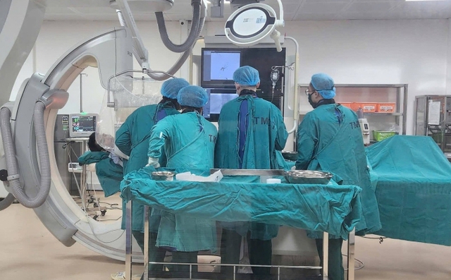 Người đ&agrave;n &ocirc;ng 31 tuổi bị tạ rơi tr&uacute;ng bụng l&agrave;m vỡ gan độ 4 - Ảnh 2.