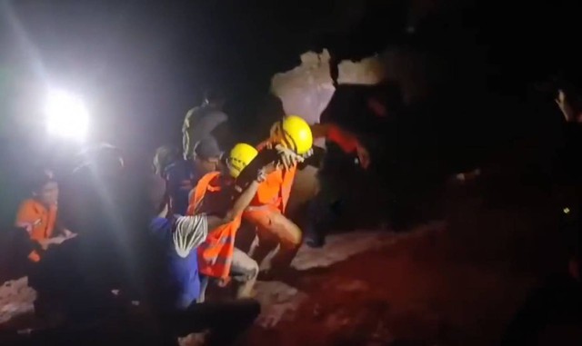 Sạt lở tại mỏ khai th&aacute;c thiết, 6 c&ocirc;ng nh&acirc;n tử vong thương t&acirc;m - Ảnh 1.