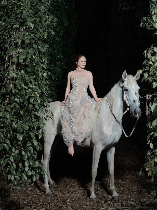 L&yacute; Nh&atilde; Kỳ khoe nhan sắc trong bộ ảnh chụp với ngựa - Ảnh 9.