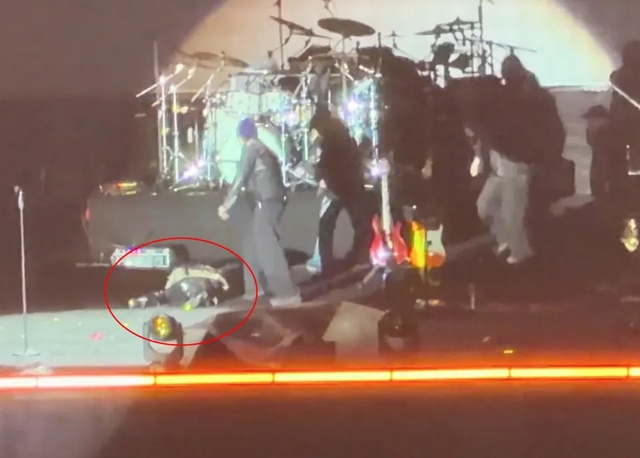 Đang biểu diễn, nữ ca sĩ bất ngờ ng&atilde; gục tr&ecirc;n s&acirc;n khấu - Ảnh 1.