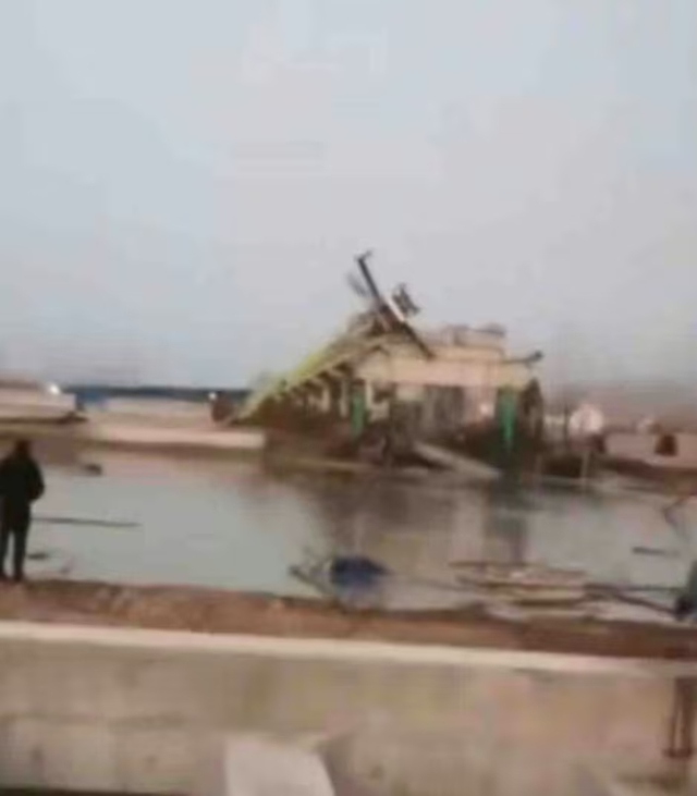 5 c&ocirc;ng nh&acirc;n tử vong khi c&acirc;y cầu đang x&acirc;y bất ngờ bị sập - Ảnh 1.