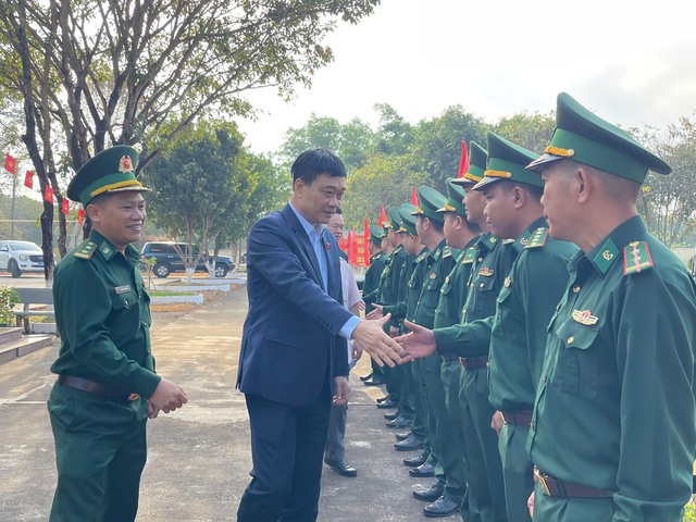 Ph&oacute; Chủ tịch Quốc hội thăm ch&uacute;c Tết c&aacute;n bộ, chiến sĩ Đồn Bi&ecirc;n ph&ograve;ng Ia O- Ảnh 1.