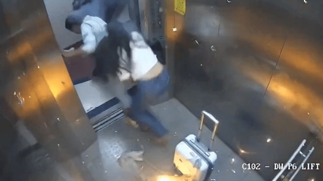 B&oacute;ng bay bất ngờ ph&aacute;t nổ trong thang m&aacute;y, 2 người bị bỏng - Ảnh 1.