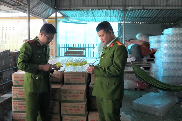 Thủ đoạn của chủ cơ sở sản xuất 60.000 l&iacute;t giấm chứa axit acetic- Ảnh 1.