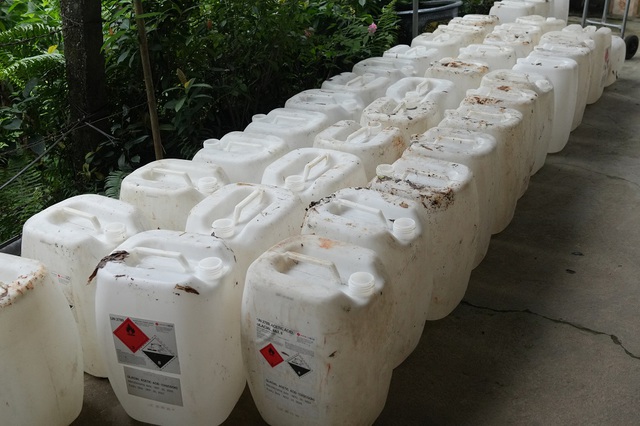 Thủ đoạn của chủ cơ sở sản xuất 60.000 l&iacute;t giấm chứa axit acetic- Ảnh 2.