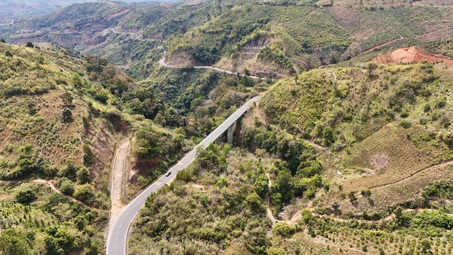 Đẹp ngỡ ng&agrave;ng rừng tự nhi&ecirc;n thay l&aacute; nhuộm sắc đ&egrave;o Măng Đen- Ảnh 1.