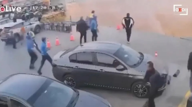 Trạm xăng bị "hố tử thần" nuốt chửng trong t&iacute;ch tắc - Ảnh 1.