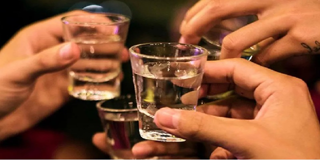 Uống rượu bia ng&agrave;y Tết thấy những dấu hiệu sau cần đi viện gấp kẻo "rước bệnh v&agrave;o người" - Ảnh 1.