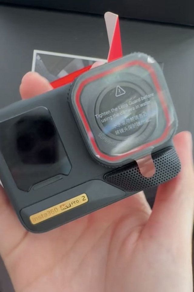 Mua camera, người phụ nữ ph&aacute;t hiện logo được l&agrave;m bằng v&agrave;ng thật- Ảnh 1.