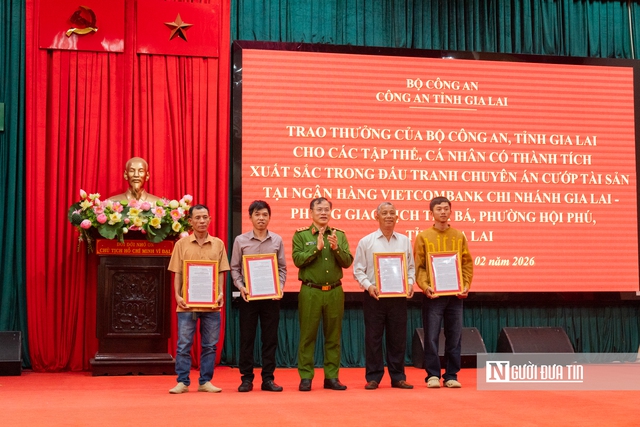 Bộ c&ocirc;ng an biểu dương c&aacute;c lực lượng lập chiến c&ocirc;ng truy bắt hai nghi phạm cướp ng&acirc;n h&agrave;ng ở Gia Lai- Ảnh 9.