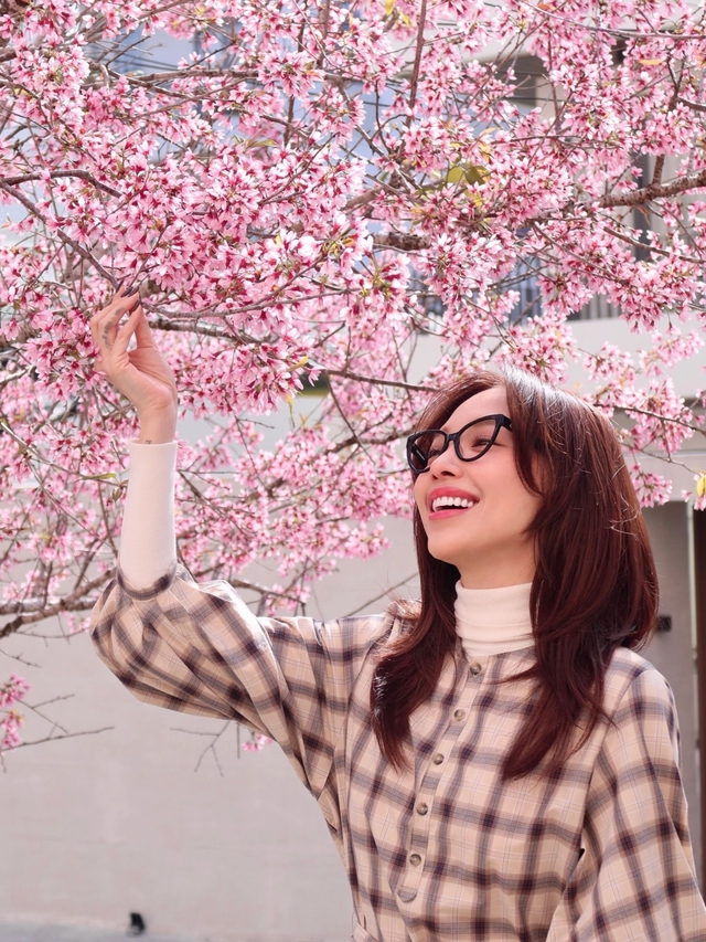 Ca sĩ T&oacute;c Ti&ecirc;n "đốn tim" người h&acirc;m mộ b&ecirc;n hoa mai anh đ&agrave;o - Ảnh 1.