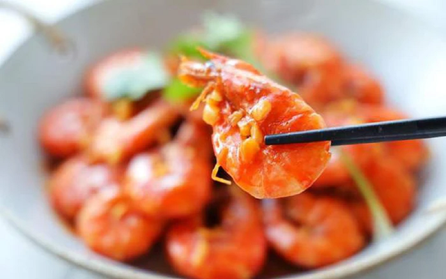 5 nh&oacute;m người kh&ocirc;ng n&ecirc;n ăn t&ocirc;m d&ugrave; th&iacute;ch đến mấy kẻo "rước bệnh v&agrave;o người" - Ảnh 2.