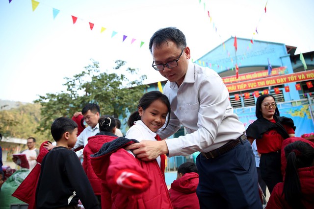 Ngược n&uacute;i rừng, mang tấm l&ograve;ng miền xu&ocirc;i sưởi ấm v&ugrave;ng cao- Ảnh 4.