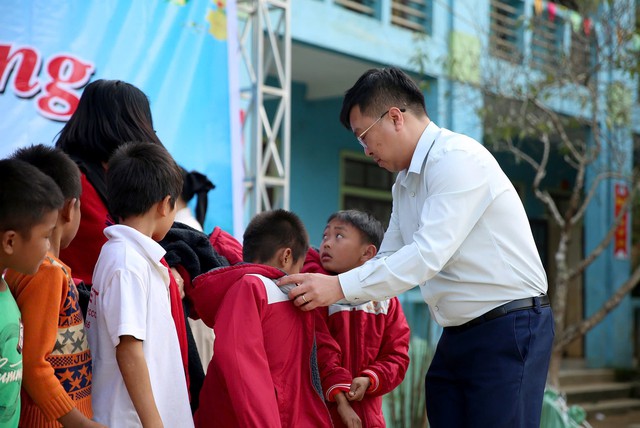 Ngược n&uacute;i rừng, mang tấm l&ograve;ng miền xu&ocirc;i sưởi ấm v&ugrave;ng cao- Ảnh 3.