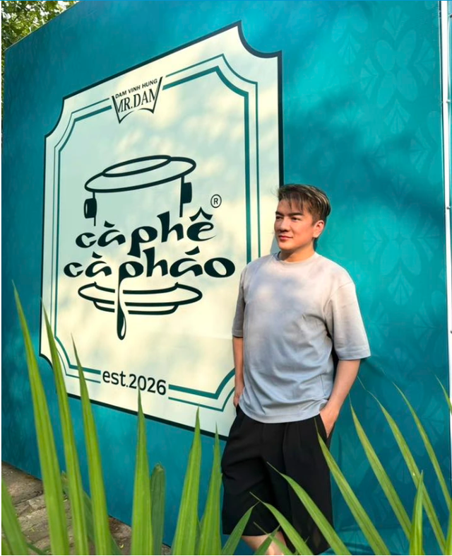 Ca sĩ Đ&agrave;m Vĩnh Hưng t&igrave;m b&igrave;nh y&ecirc;n sau biến cố, mở qu&aacute;n b&aacute;n c&agrave; ph&ecirc; ở tuổi 55 - Ảnh 1.