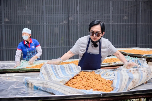 Kim Tử Long gây chú ý, hào sảng tặng tiền, bất ngờ “bỏ đi” sau bữa ăn - Ảnh 1.