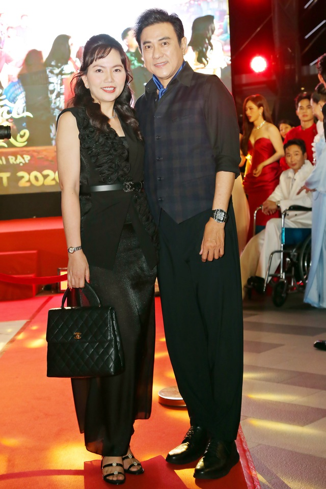 "&Ocirc;ng tr&ugrave;m phản diện" Ho&agrave;ng Ph&uacute;c "h&acirc;m n&oacute;ng" t&igrave;nh y&ecirc;u với vợ trẻ- Ảnh 1.