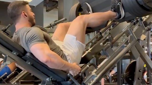 N&acirc;ng 400kg tạ, người đ&agrave;n &ocirc;ng gặp tai nạn kinh ho&agrave;ng- Ảnh 1.