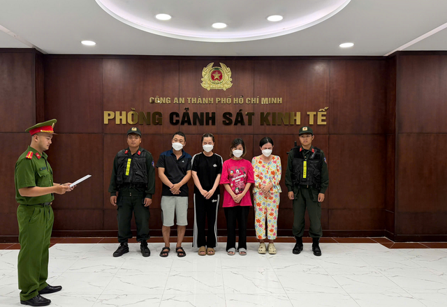 Th&ocirc;ng tin bất ngờ vụ l&agrave;m giả 10.000 chai nước hoa thương hiệu Chanel, BVL, Burberry, Versace- Ảnh 1.