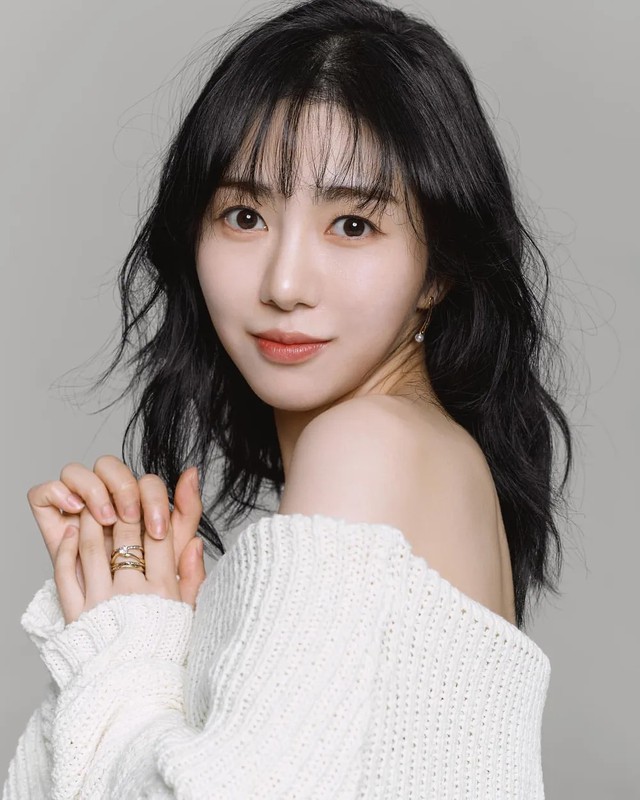 Hậu thẩm mỹ, gương mặt của nữ ca sĩ 33 tuổi bị bỏng nghi&ecirc;m trọng - Ảnh 3.