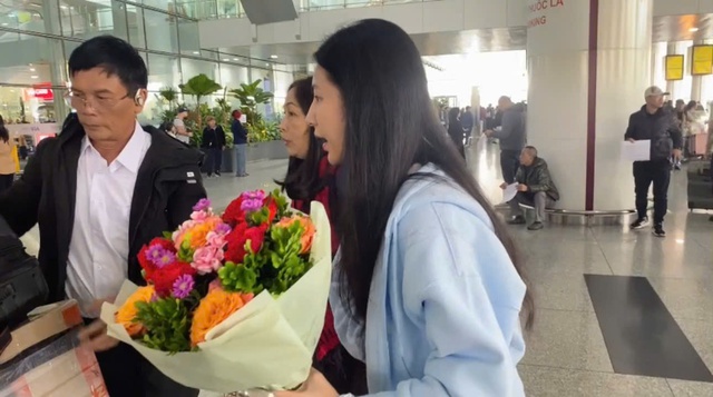 S&acirc;n bay Nội B&agrave;i ken đặc người chờ đ&oacute;n Tết từ những chuyến bay đo&agrave;n vi&ecirc;n - Ảnh 6.