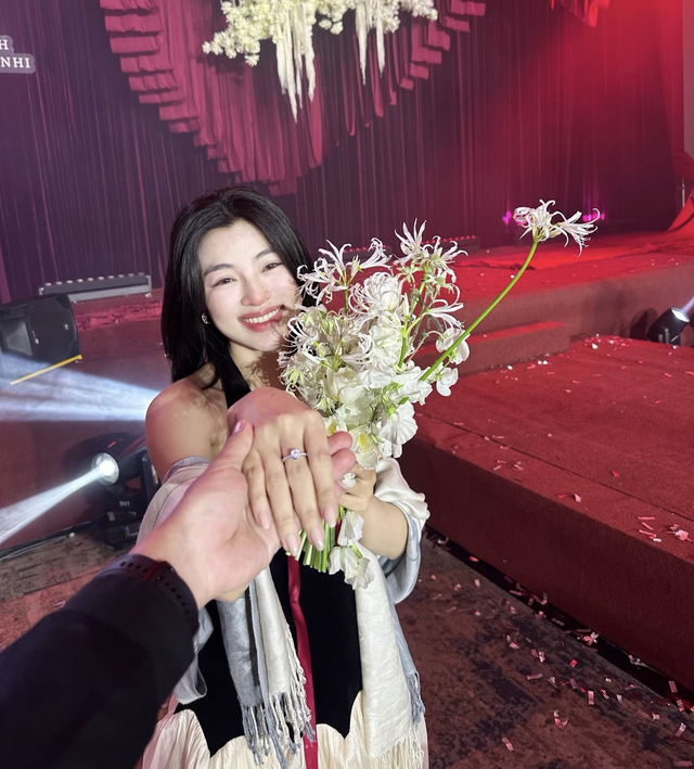 "N&agrave;ng thơ" Vbiz bất ngờ được bạn trai cầu h&ocirc;n sau 2 năm y&ecirc;u k&iacute;n tiếng - Ảnh 1.