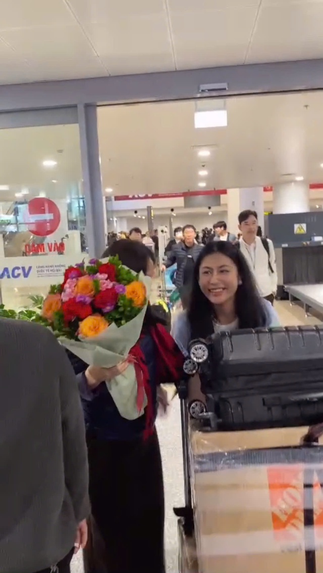 S&acirc;n bay Nội B&agrave;i ken đặc người chờ đ&oacute;n Tết từ những chuyến bay đo&agrave;n vi&ecirc;n - Ảnh 4.