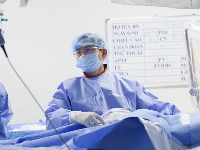 Đang nằm cấp cứu, b&aacute;c sĩ vẫn rời giường bệnh tới ph&ograve;ng can thiệp cứu bệnh nh&acirc;n &ldquo;ng&agrave;n c&acirc;n treo sợi t&oacute;c&rdquo; - Ảnh 1.