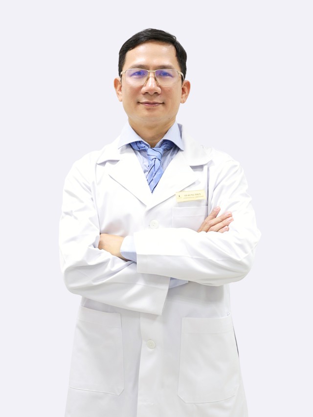 Đang nằm cấp cứu, b&aacute;c sĩ vẫn rời giường bệnh tới ph&ograve;ng can thiệp cứu bệnh nh&acirc;n &ldquo;ng&agrave;n c&acirc;n treo sợi t&oacute;c&rdquo; - Ảnh 2.