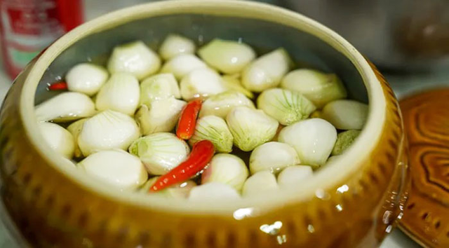 B&iacute; quyết ăn dưa h&agrave;nh ng&agrave;y Tết: Vừa gi&uacute;p "ti&ecirc;u mỡ" vừa đậm vị thơm ngon - Ảnh 1.