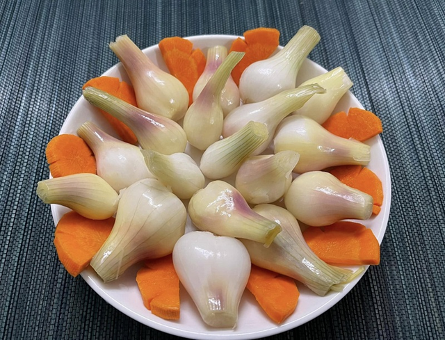 B&iacute; quyết ăn dưa h&agrave;nh ng&agrave;y Tết: Vừa gi&uacute;p "ti&ecirc;u mỡ" vừa đậm vị thơm ngon - Ảnh 2.