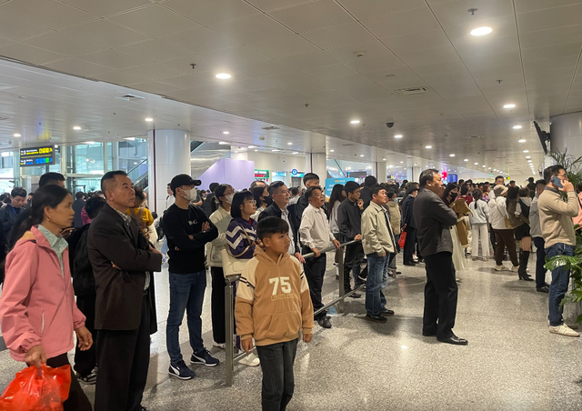 S&acirc;n bay Nội B&agrave;i ken đặc người chờ đ&oacute;n Tết từ những chuyến bay đo&agrave;n vi&ecirc;n - Ảnh 1.