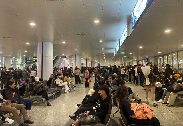 S&acirc;n bay Nội B&agrave;i ken đặc người chờ đ&oacute;n Tết từ những chuyến bay đo&agrave;n vi&ecirc;n - Ảnh 3.