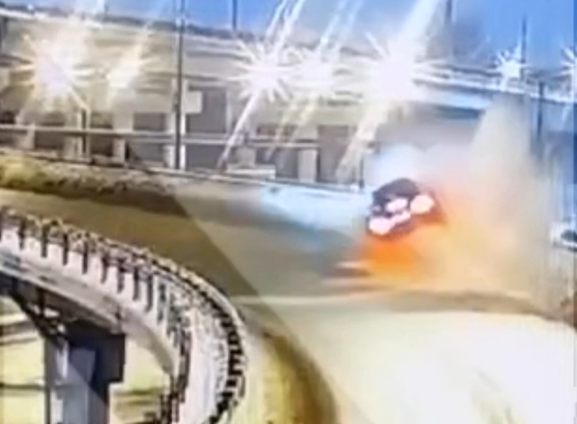 Mercedes lao khỏi cầu vượt, 2 người tr&ecirc;n xe tử vong - Ảnh 1.