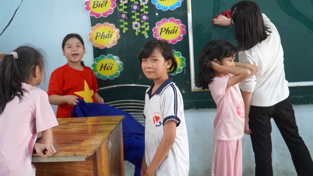 Giữa mưu sinh sớm, ng&ocirc;i trường n&iacute;u giữ con chữ v&agrave; c&aacute;i Tết ấm no cho trẻ em k&eacute;m may mắn - Ảnh 2.