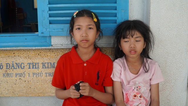 Giữa mưu sinh sớm, ng&ocirc;i trường n&iacute;u giữ con chữ v&agrave; c&aacute;i Tết ấm no cho trẻ em k&eacute;m may mắn - Ảnh 4.