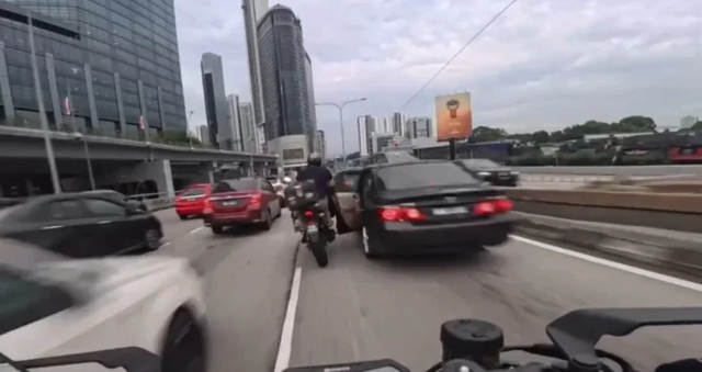 Đứa trẻ v&ocirc; t&igrave;nh mở cửa xe, g&acirc;y ra vụ tai nạn li&ecirc;n ho&agrave;n 6 xe - Ảnh 1.