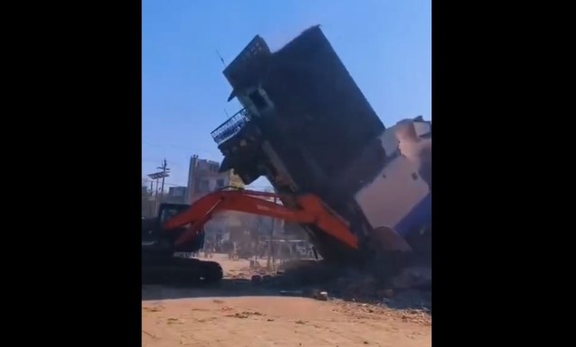 Ng&ocirc;i nh&agrave; 3 tầng bất ngờ đổ sập, đ&egrave; tr&uacute;ng m&aacute;y x&uacute;c - Ảnh 1.