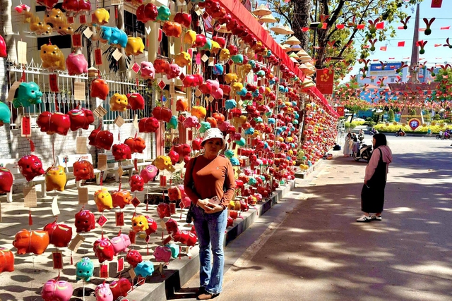 "Đường heo đất" rực rỡ sắc Xu&acirc;n - Ảnh 6.